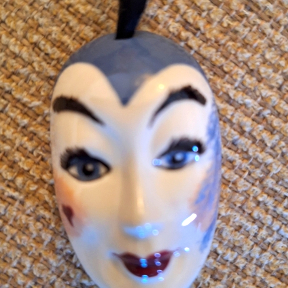 VINTAGE PAINETED FACE NECKLACE. NEW - Picture 3 of 6